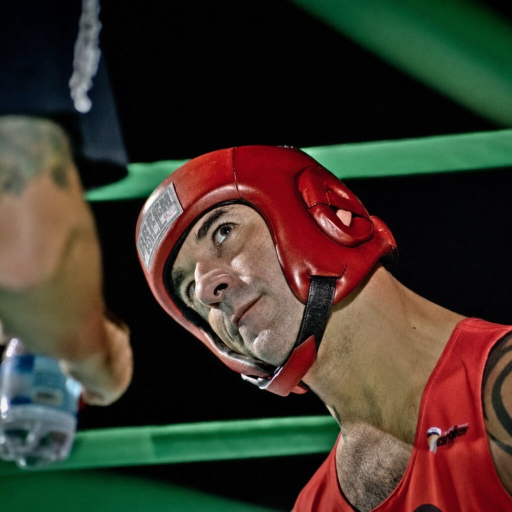 Pier Francesco sul ring con il caschetto da boxe dedicato al figlio Dorian Rocky