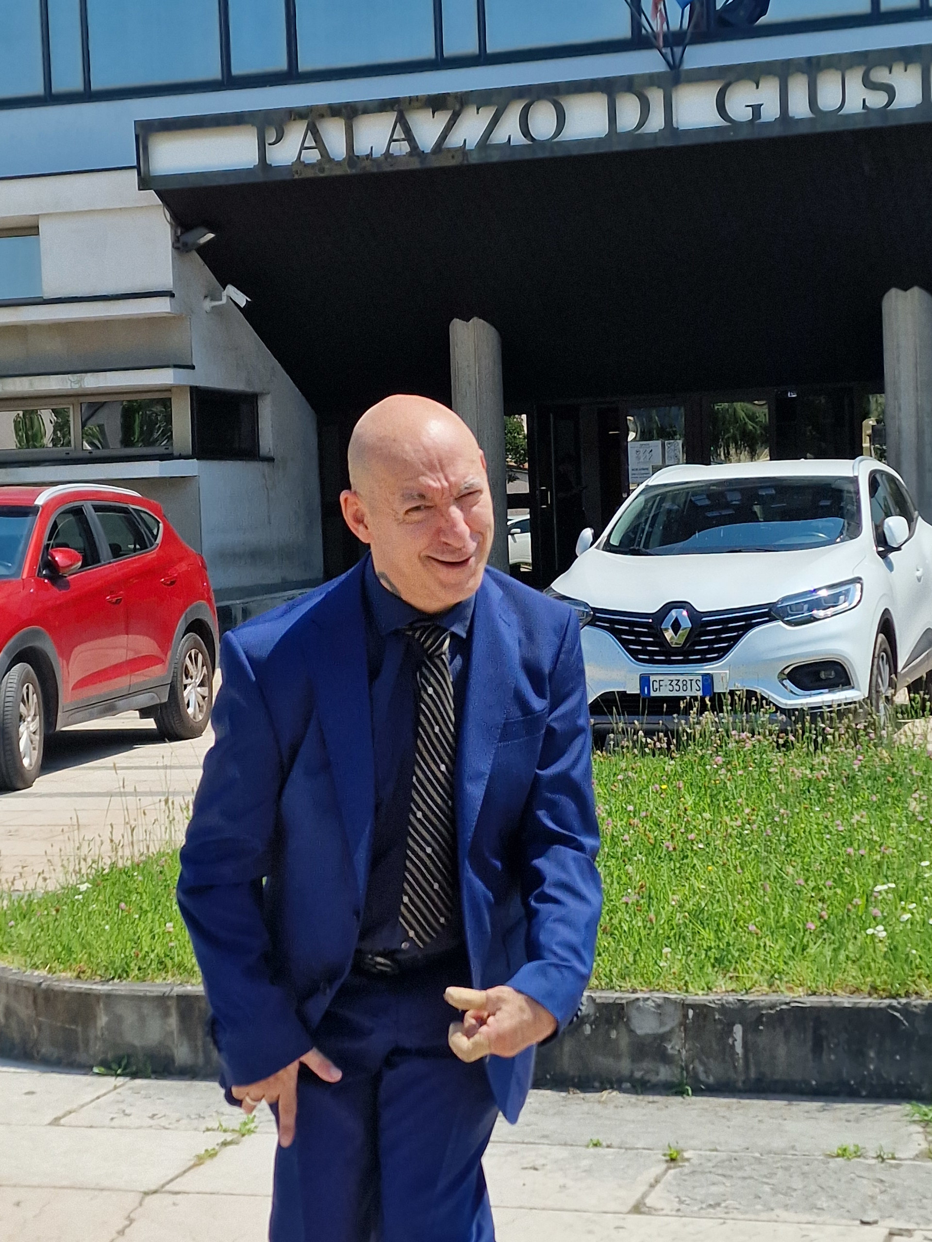 Avvocato davanti al Palazzo di Giustizia