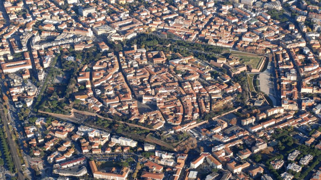 Vista della città di Grosseto e simboli dell'amore per la comunità